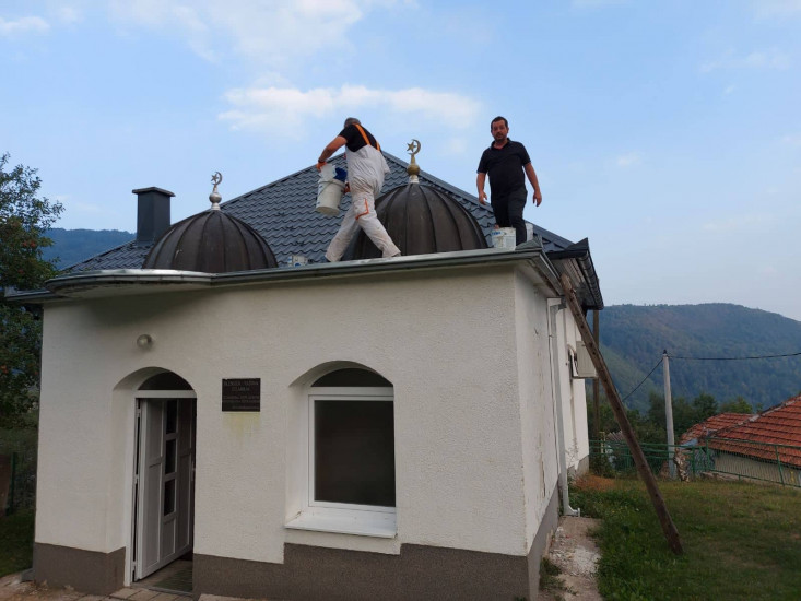 Sveštenik i njegov otac popravili krov vijekovima stare džamije