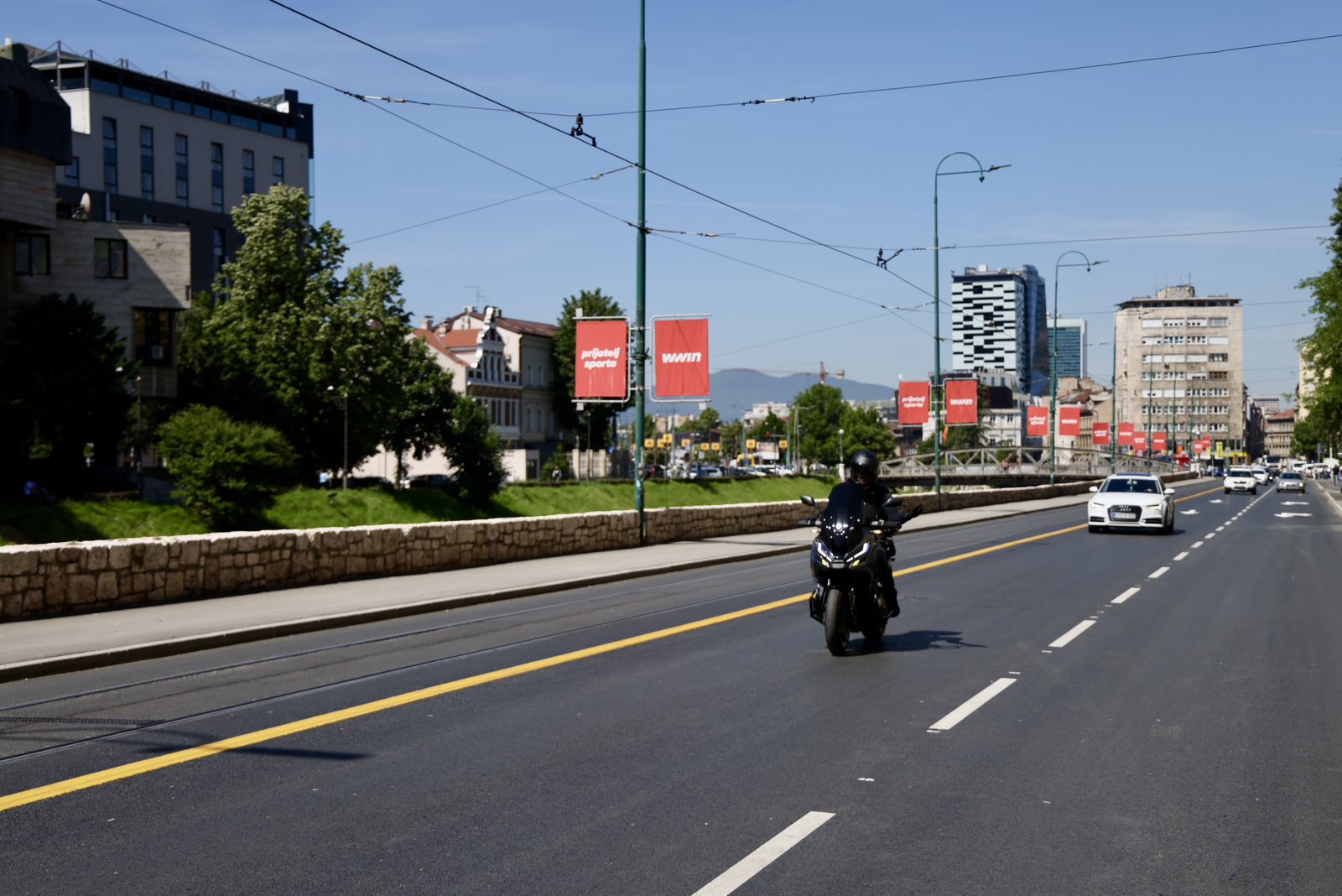 Uslovi za vožnju povoljni, ali oprez vozačima zbog povećanog broja motociklista i biciklista u saobraćaju