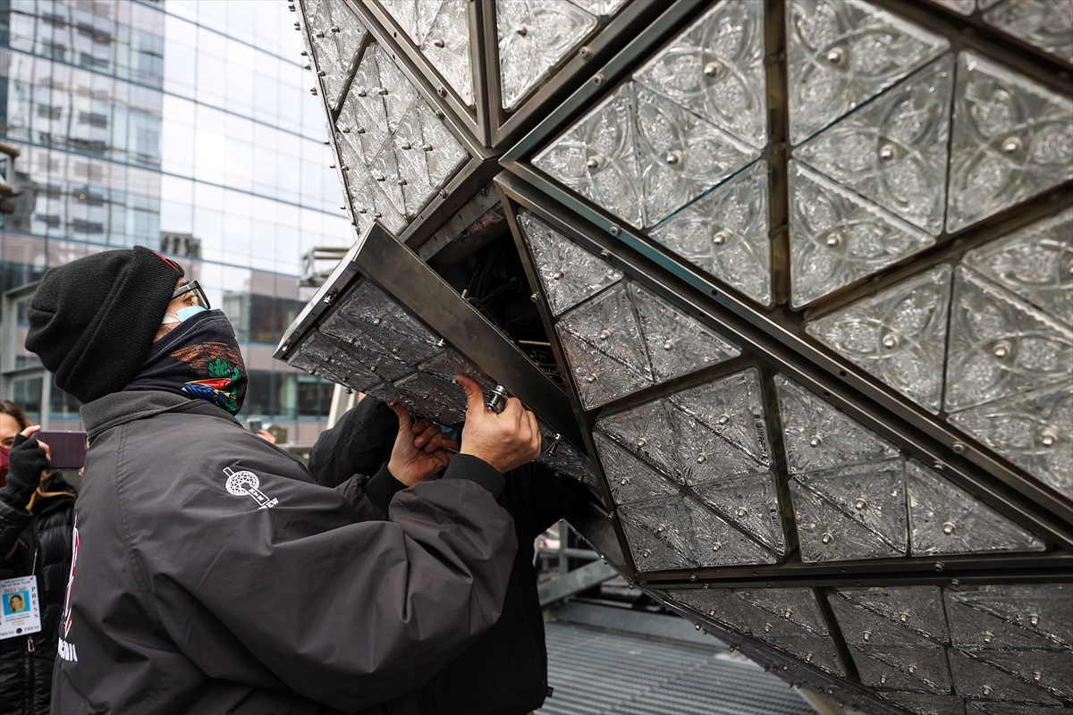 SAD: Novogodišnja kugla na Times Squareu dobila nove kristale (FOTO)