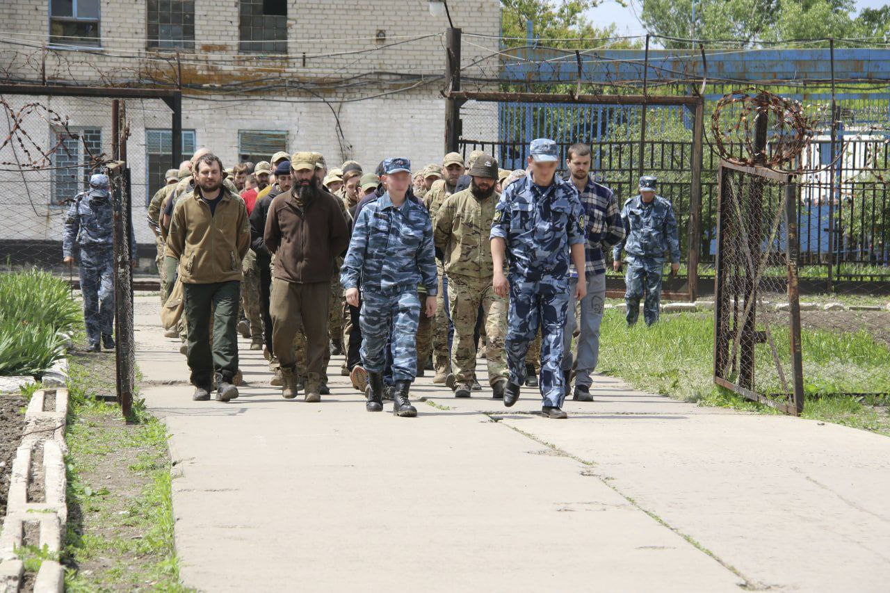 UŽIVO /VIDEO/Slike Azova iz zarobljeništva;Američka karta borbi na istoku Ukrajine, Govor čečenskog komandanta povodom pogibije vojnika!; Zabranjuje se uvoz nafte iz Rusije;Granatiran Slavjansk;