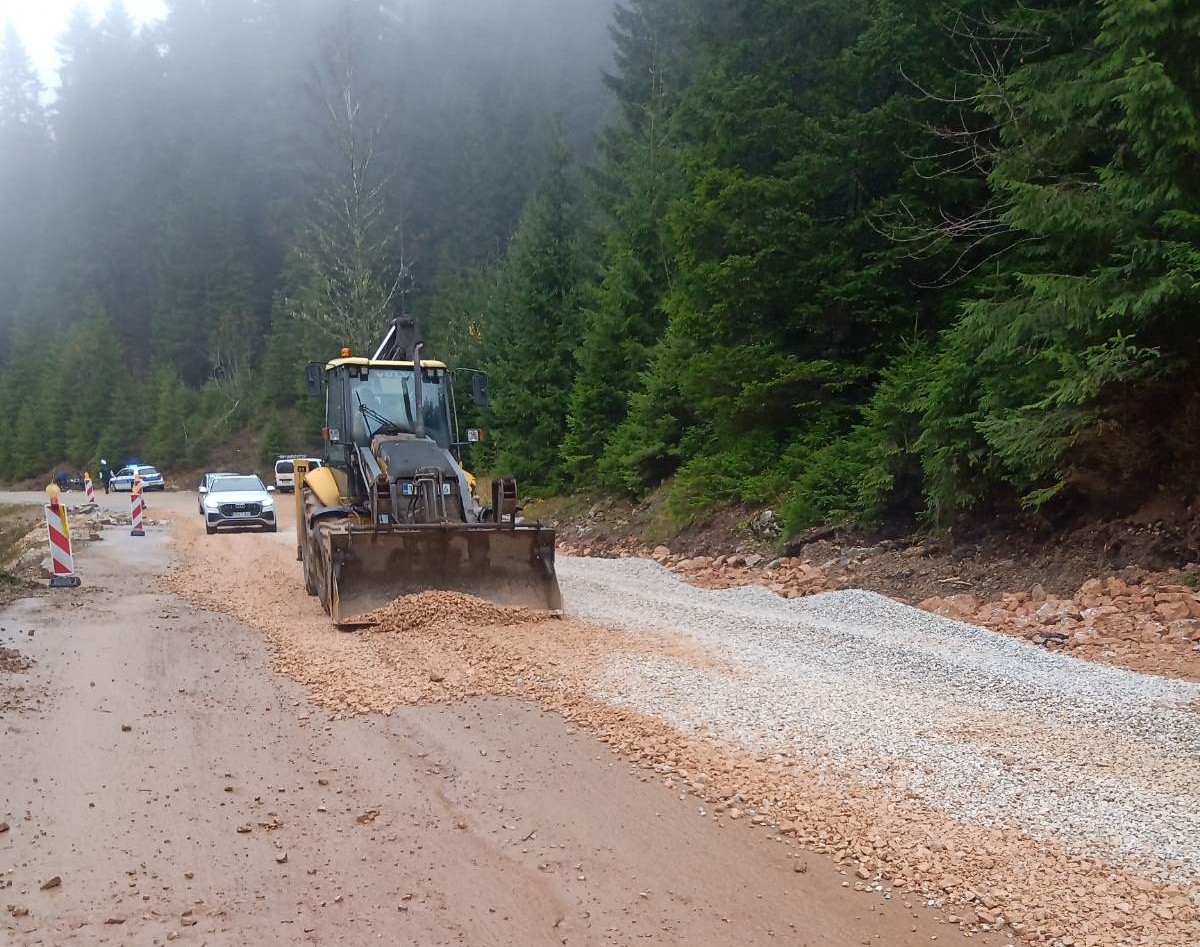 EKIPA PORTALA CAFE.BA NA LICU MJESTA: Sanacija puta Trijangla-Jahorina u toku (FOTO)