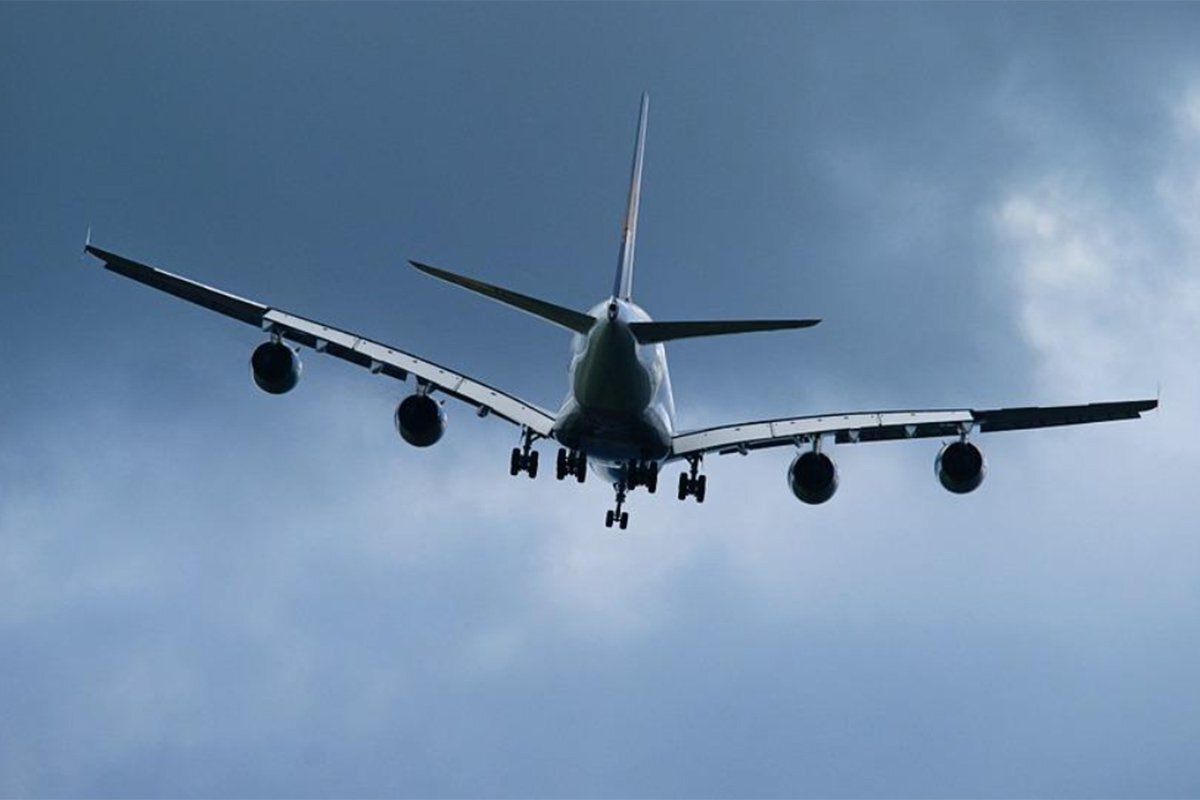 Avion letio 14 sati s rupom na trupu /FOTO/