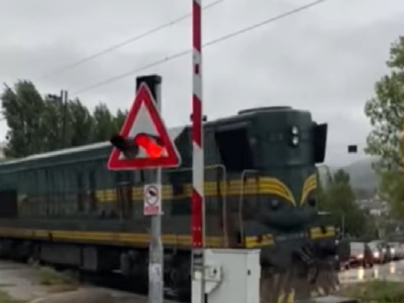 Zabrinjavajuće: U Banjaluci voz ponovo prošao dok je rampa bila podignuta (VIDEO)