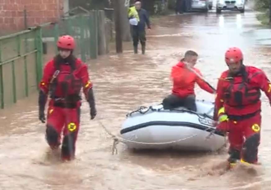 Heroji bez plašta: Pripadnici Civilne zaštite spasli bebu iz poplavljene kuće (VIDEO)