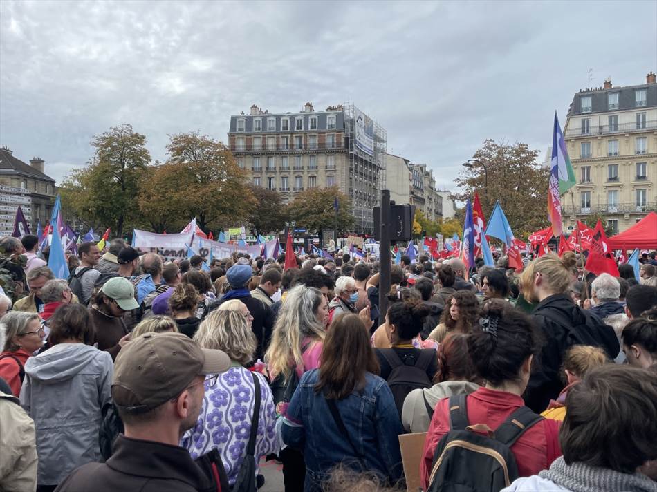 Hiljade ljudi na ulicama Pariza: Protestuju zbog troškova života i klimatskih promjena (FOTO)