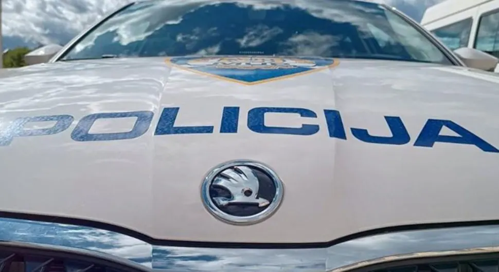 Muškarac zaboravio da podigne ručnu kočnicu, pa pregazio dijete