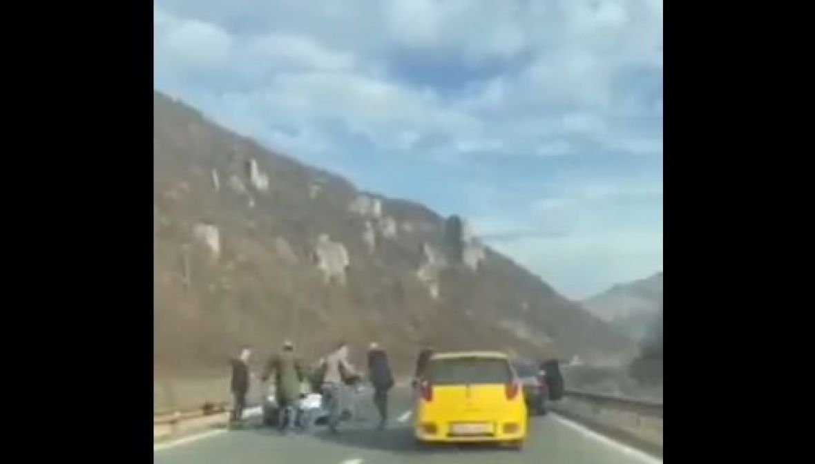  Masovna tuča u BiH: Izašli iz vozila da se obračunaju