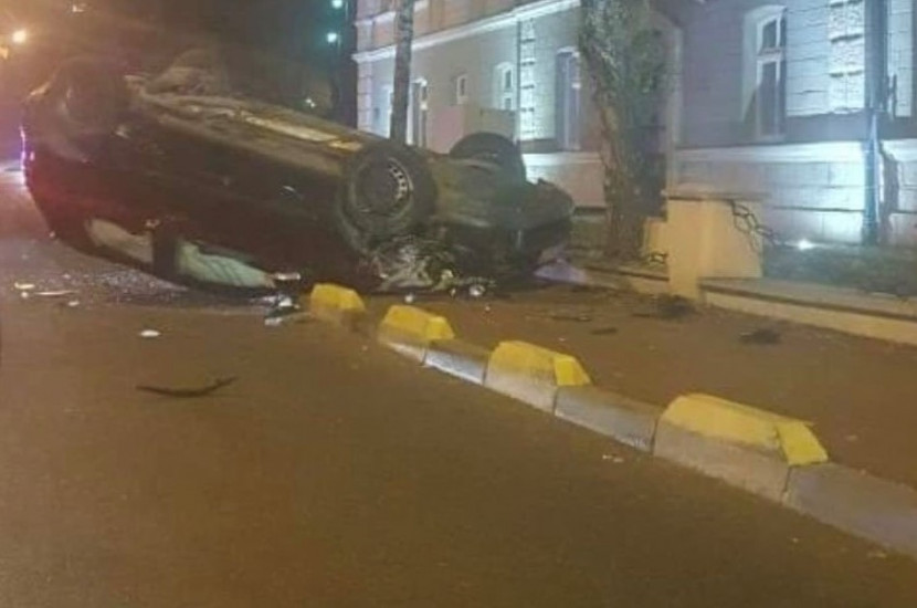 Saobraćajna nesreća u Sarajevu: Automobil završio na krovu