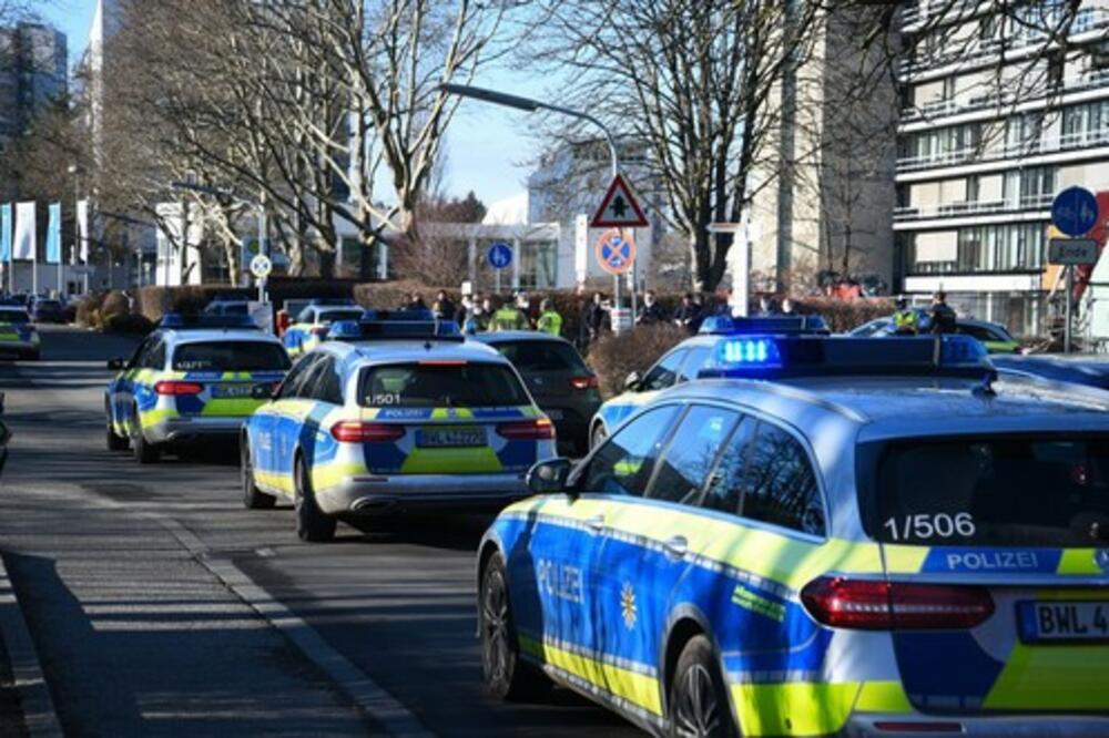 JEDVA GA SAVLADALI! Oštrim predmetom izbo najmanje četiri osobe u vozu