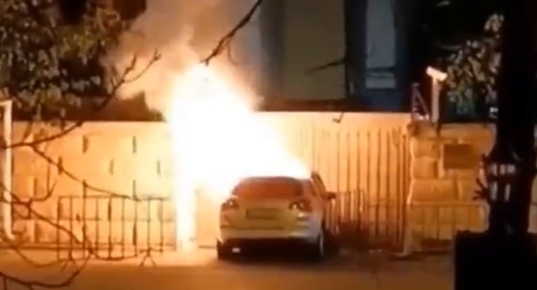 Auto se zabio u vrata ruske ambasade u Rumuniji, vozač je poginuo /VIDEO/