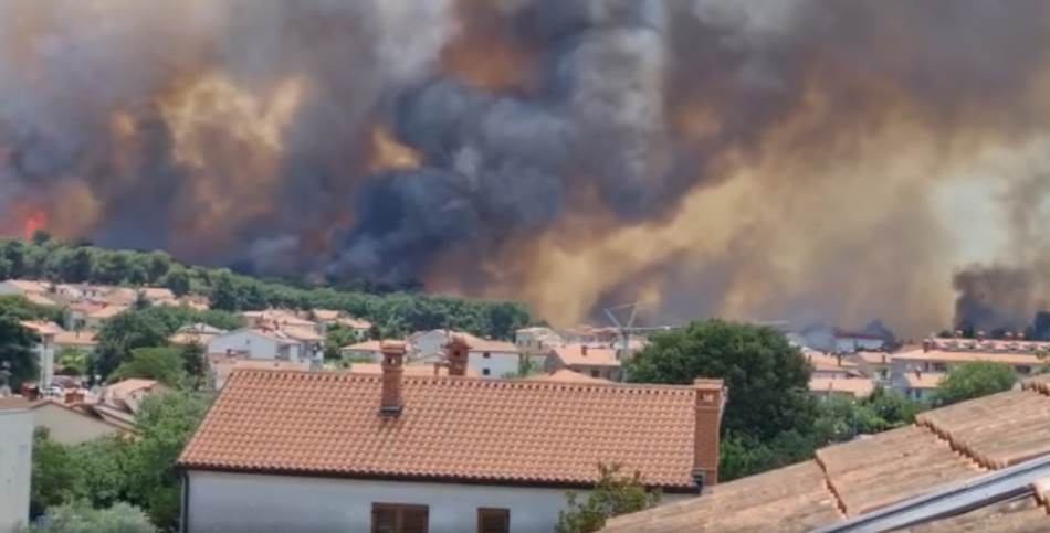 Veliki požar u Puli: Ima izgorjelih kuća i auta, čuju se eksplozije (VIDEO)