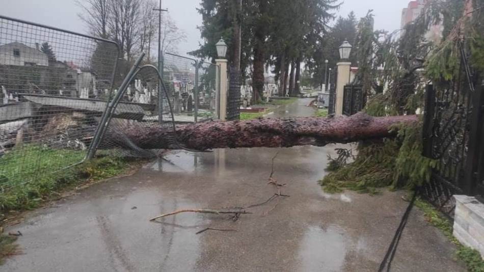 Nevrijeme u Bihaću: Uništen krov na školi, problemi i sa strujom