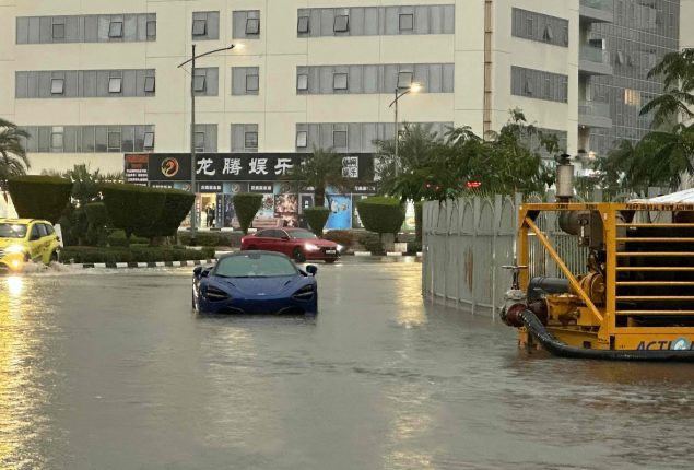 Nevjerovatni prizori iz Dubaija: Oluja paralizovala grad i potopila mnoge ulice (VIDEO)