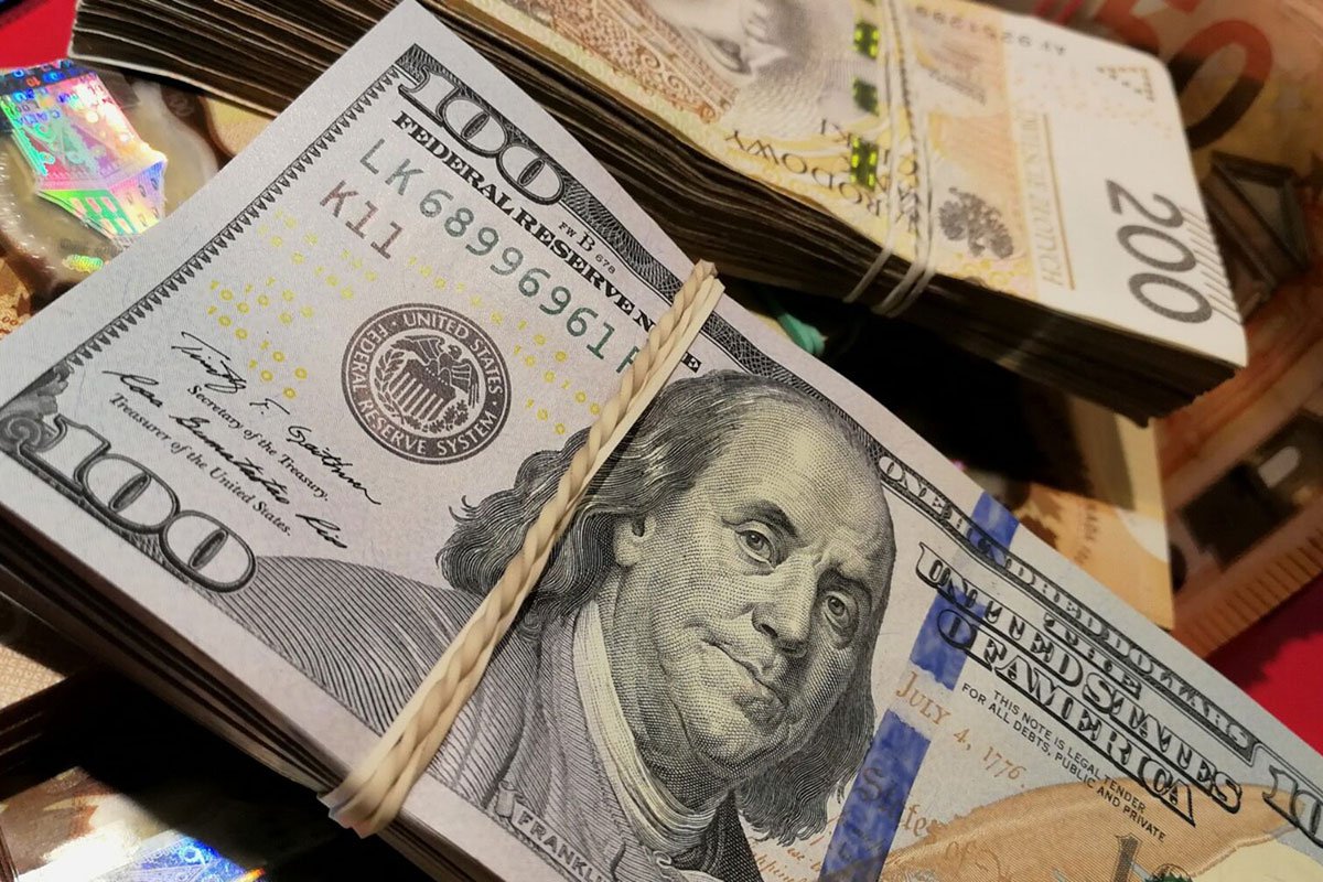 Dolar oštro pao, sad vrijedi manje od evra