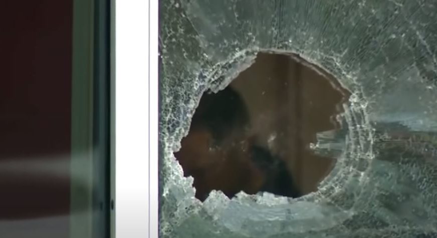 IZBJEGNUTA TRAGEDIJA Zalutali metak završio u dnevnom boravku, veče moglo završiti kobno