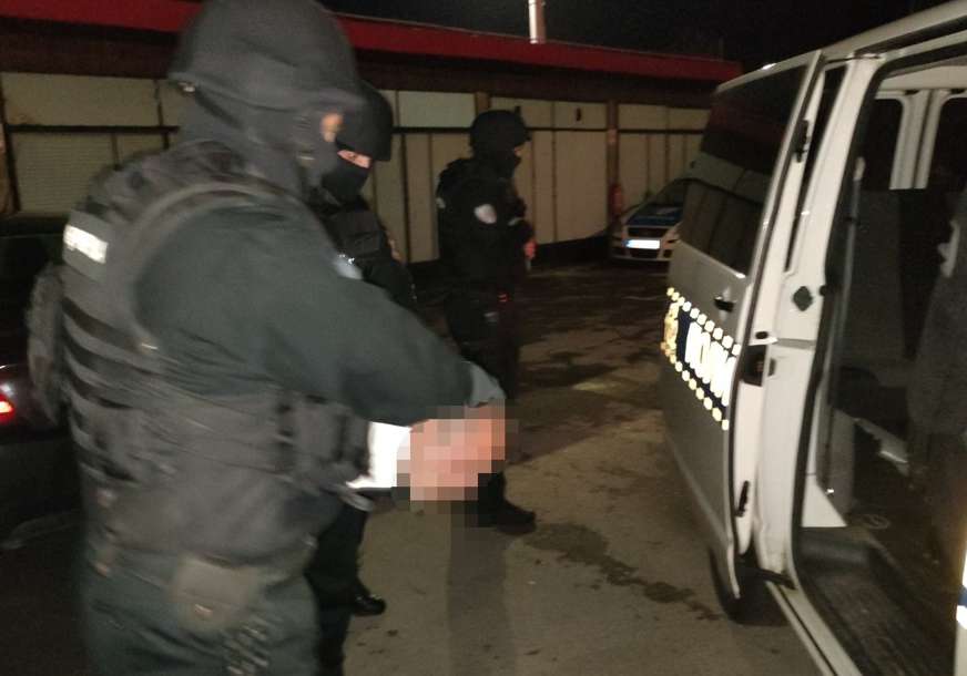 HAOS U ŠAMCU Mačetom napao policajce, a zatim pucao na njih (FOTO)