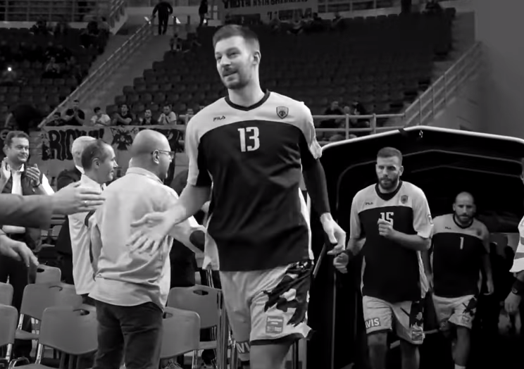 SKANDAL U GRČKOJ Spalili dres pokojnog Stevana Jelovca (FOTO)