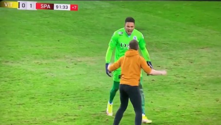 NAVIJAČ HTIO DA TUČE GOLMANA: Uletio na teren, a posle jedva spasao živu glavu (VIDEO)