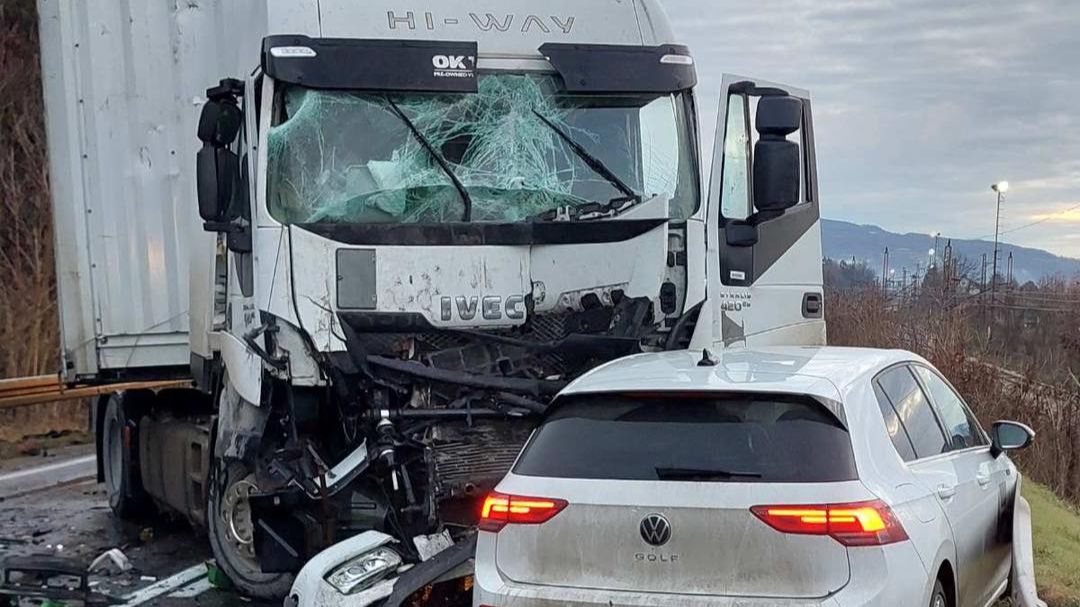 Saobraćaj obustavljen kod Žepča: Sudarila se dva kamiona i automobil