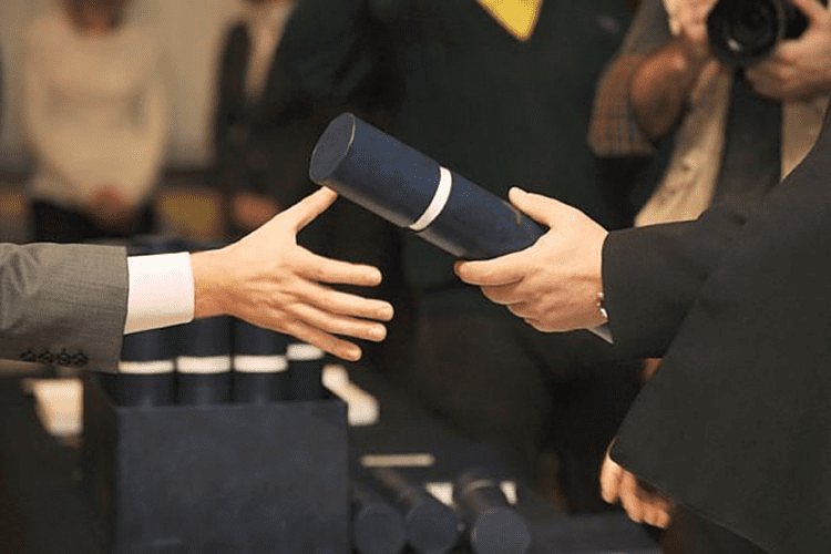 Uskoro pretres svih diploma činovnika