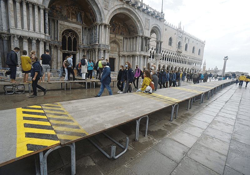 OBILNE PADAVINE PRIJETE VENECIJI Postavljene barijere za zaštitu od poplava