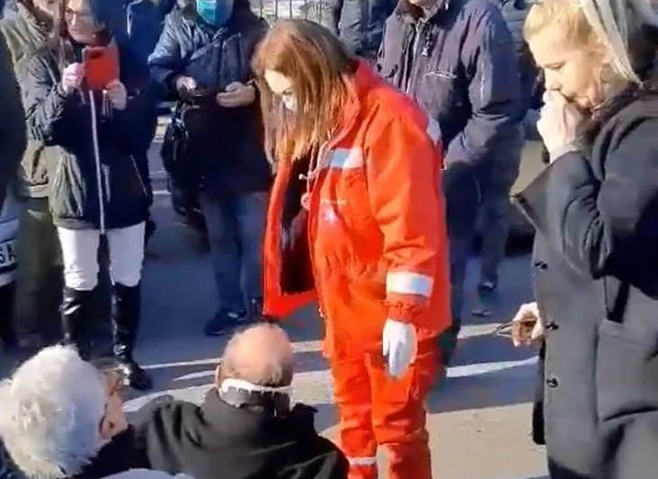 INCIDENT NA DEMONSTRACIJAMA  Vozač pokušao da prođe kroz masu /VIDEO/