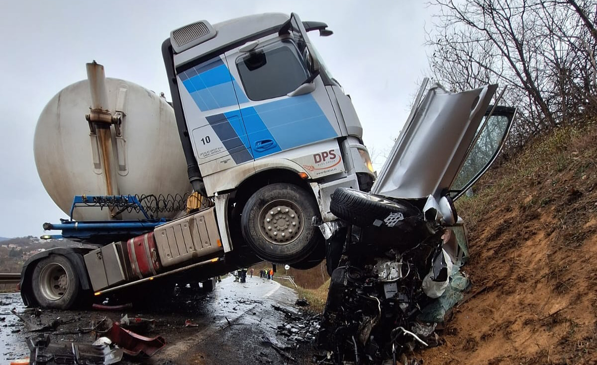 Stravična saobraćajna nesreća: Kamion smrskao auto, vatrogasci pokušavaju da izvuku vozača