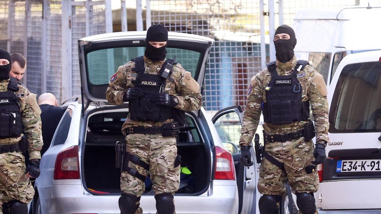 Velika policijska akcija u Sarajevu: Navodno zaplijenjeni droga i oružje