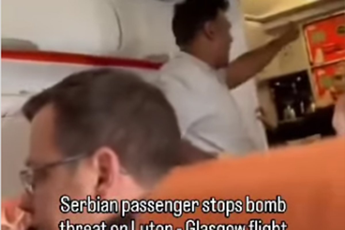 Srbin savladao putnika u avionu koji je urlao da ima bombu i 