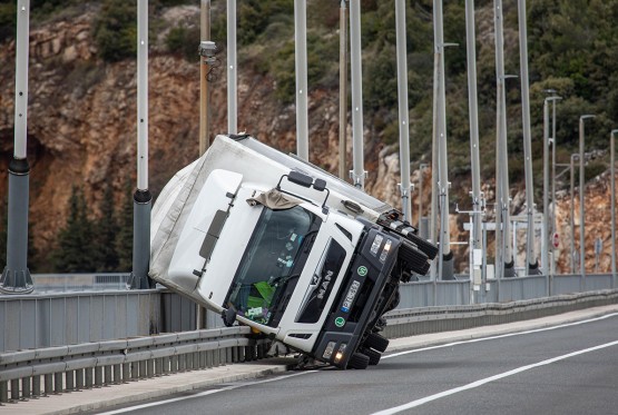 Snažna bura u Dubrovniku odgurala kamion na ogradu mosta