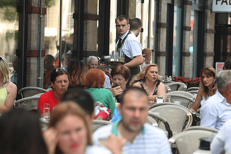 Najmanje plaćeni ugostitelji i građevinci: Prosječna plata u martu u BiH iznosila 989 KM