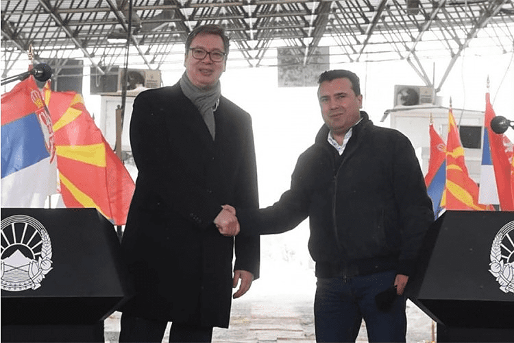 Vučić predao vakcine Zaevu: 