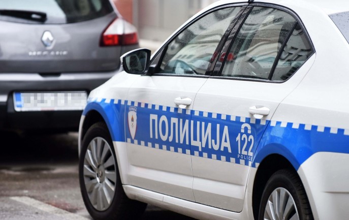 Nožem nasrnuo na policajce