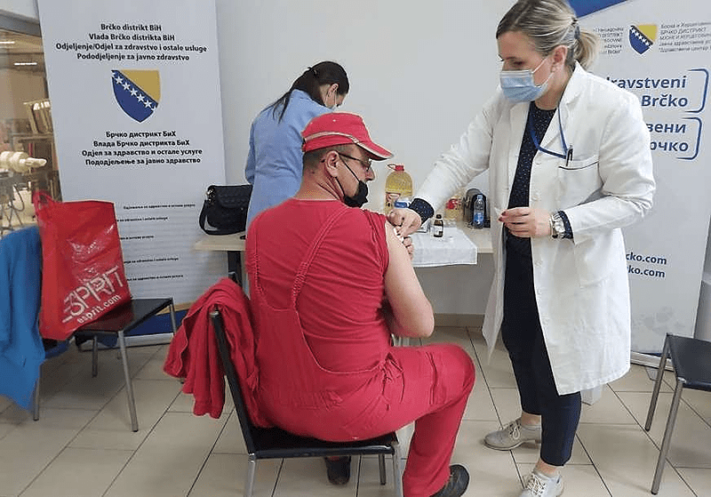PRIJAVLJENO OKO 300 LJUDI U Brčkom počela vakcinacija zaposlenih u privredi
