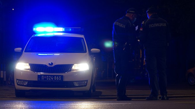 NAROD PRSAO KAO PETARDA Potpuno GOLA ŽENA u centru Beograda se svađa sa policajcima! (FOTO)