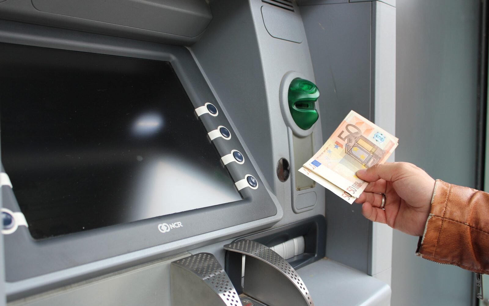 Podizanje novca sa bankomata banke naplaćuju 20 KM