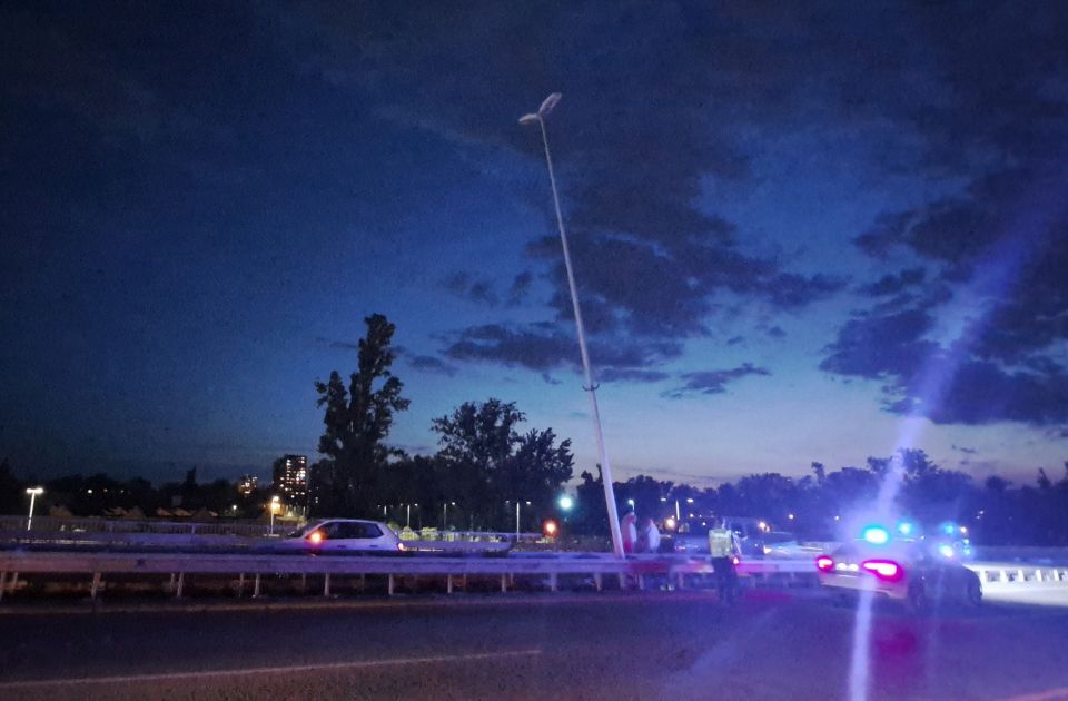 Novi Sad: Zaustavljen saobraćaj na Mostu slobode, pukao betonski nosač za banderu (FOTO, VIDEO)