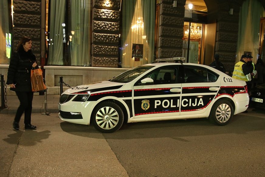 Nesreća na putu: “Golf” završio na krovu na putu prema Bjelašnici