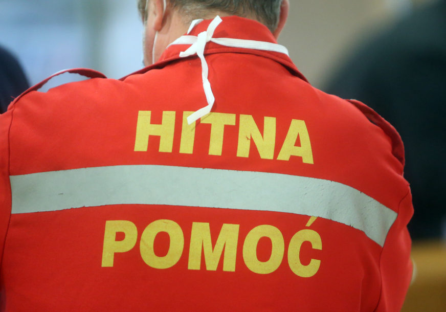 DRAMA SA SREĆNIM KRAJEM Žena se porodila u automobilu na tramvajskom stajalištu
