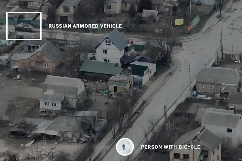 Pogledajte kako Rusi tenkom napadaju ukrajinskog biciklistu u Buči