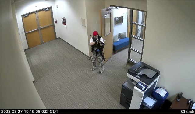 Luta hodnicima i traži žrtvu; Objavljen snimak ubice iz škole u Nešvilu /VIDEO/