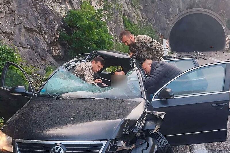 Vojnici Oružanih snaga spasili vozača u teškoj nesreći kod tunela Salakovac