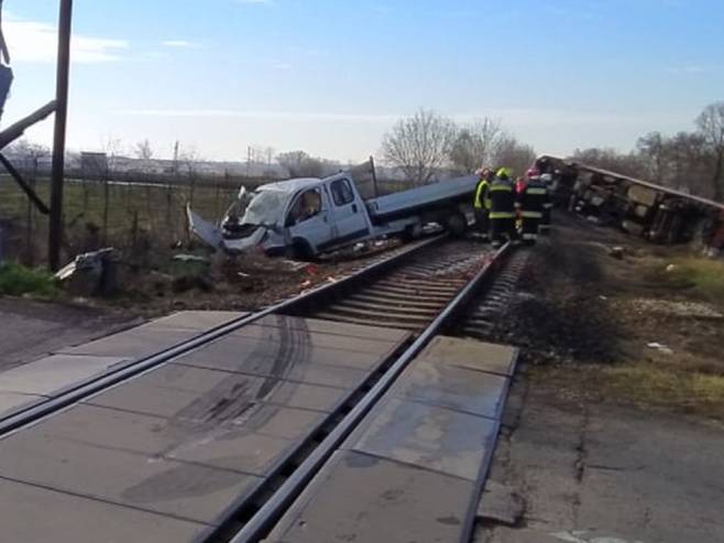  Voz iskočio iz šina, ima poginulih