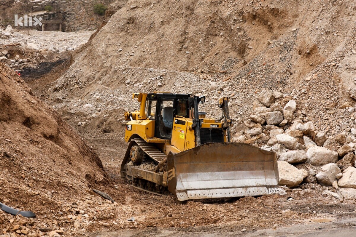 Pogledajte kako teku radovi na sanaciji željezničke pruge u Donjoj Jablanici (FOTO)
