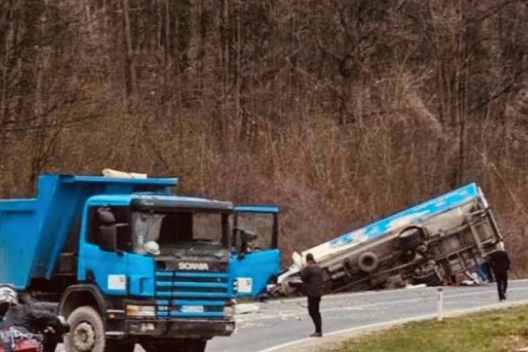 Strašan sudar dva kamiona i automobila, intervenisali i vatrogasci