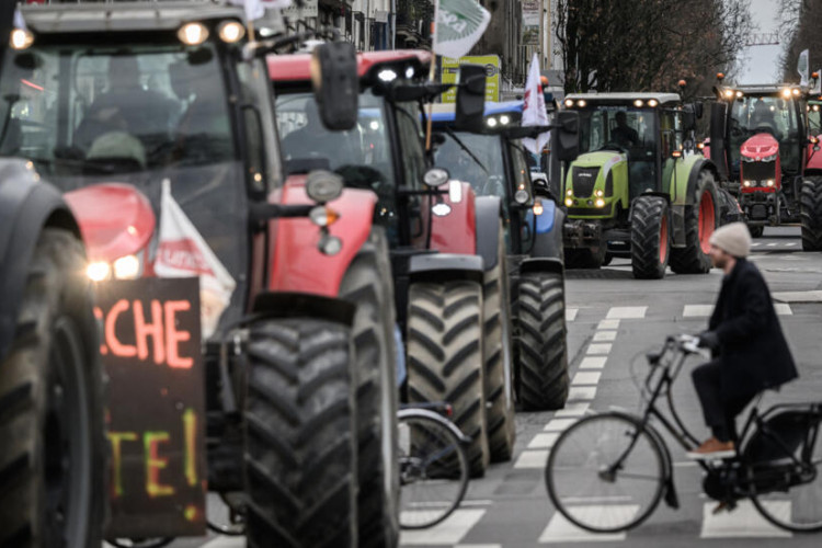 Poljoprivrednici najavili blokadu auto-puteva u Parizu