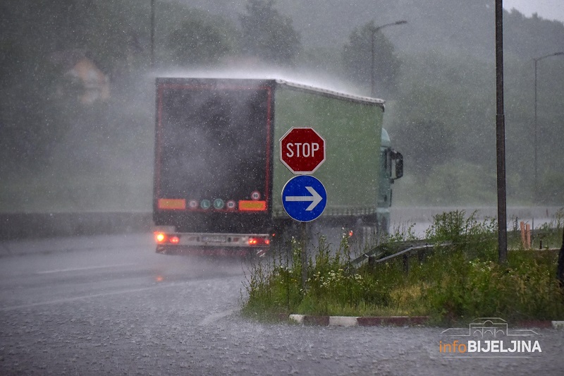 Obilna kiša otežava saobraćaj