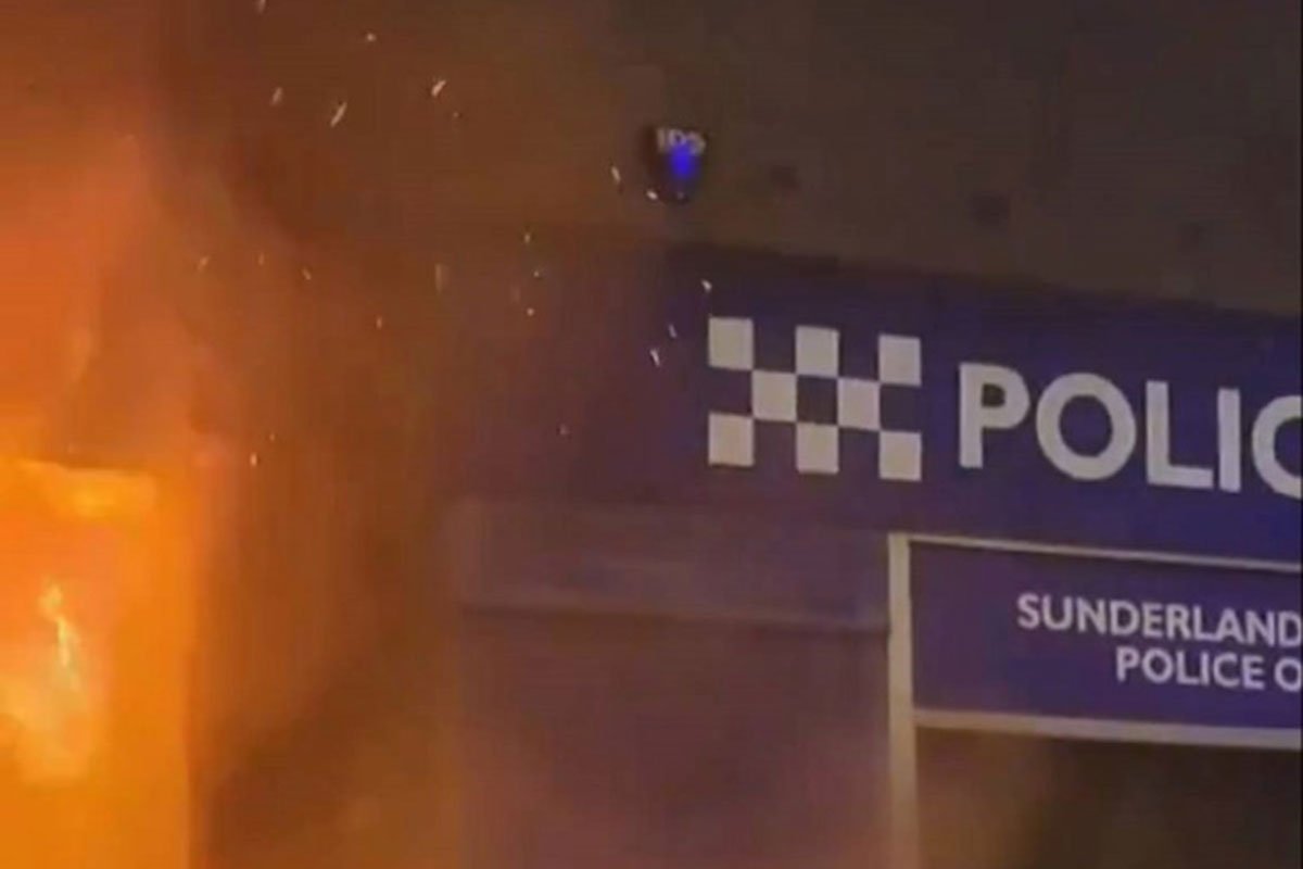 Rulja u Engleskoj krenula na džamiju, zapalila policijsku stanicu (VIDEO)