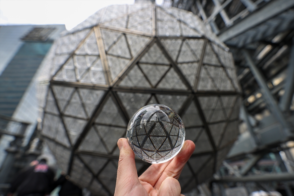 SAD: Novogodišnja kugla na Times Squareu dobila nove kristale (FOTO)