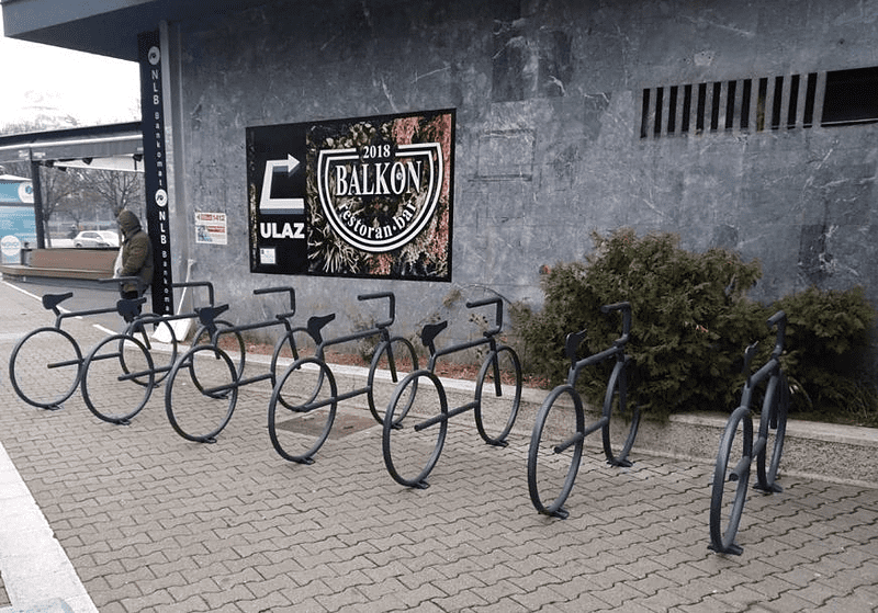 Banjaluka: U centru grada postavljen NEOBIČAN parking za bicikle